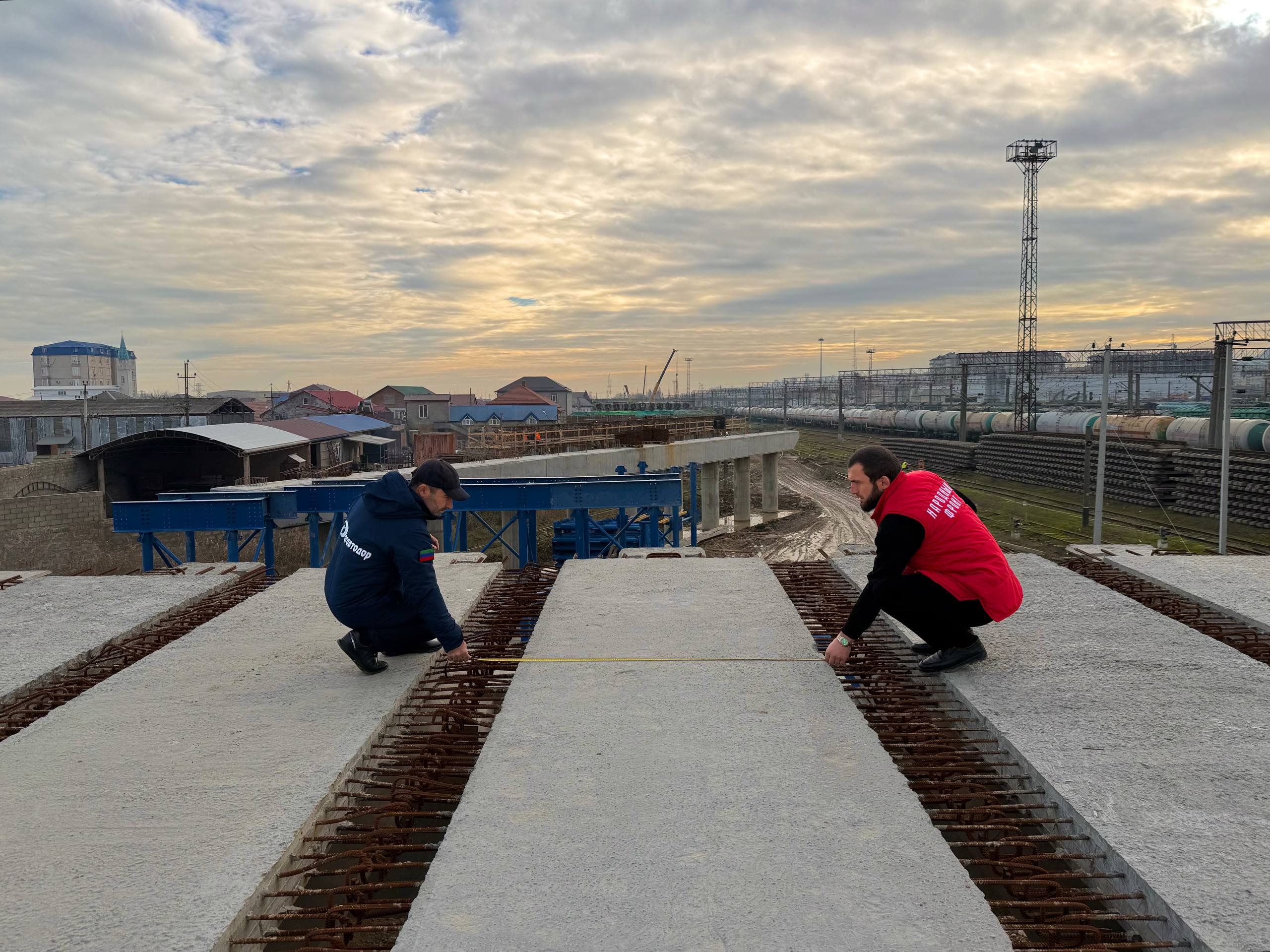 Комиссия на стройплощадке подъездной дороги к Махачкалинскому морскому порту