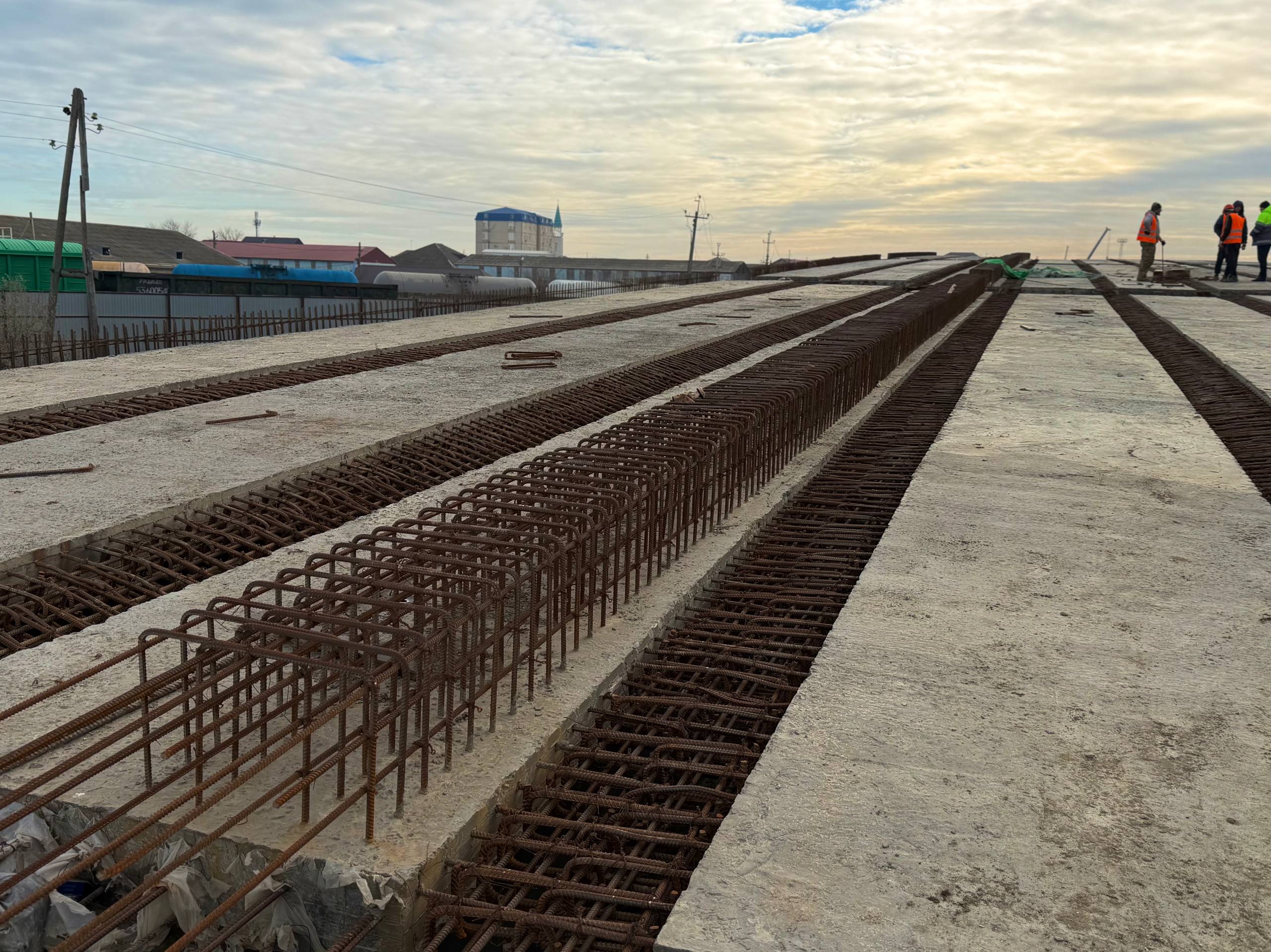 Комиссия на стройплощадке подъездной дороги к Махачкалинскому морскому порту