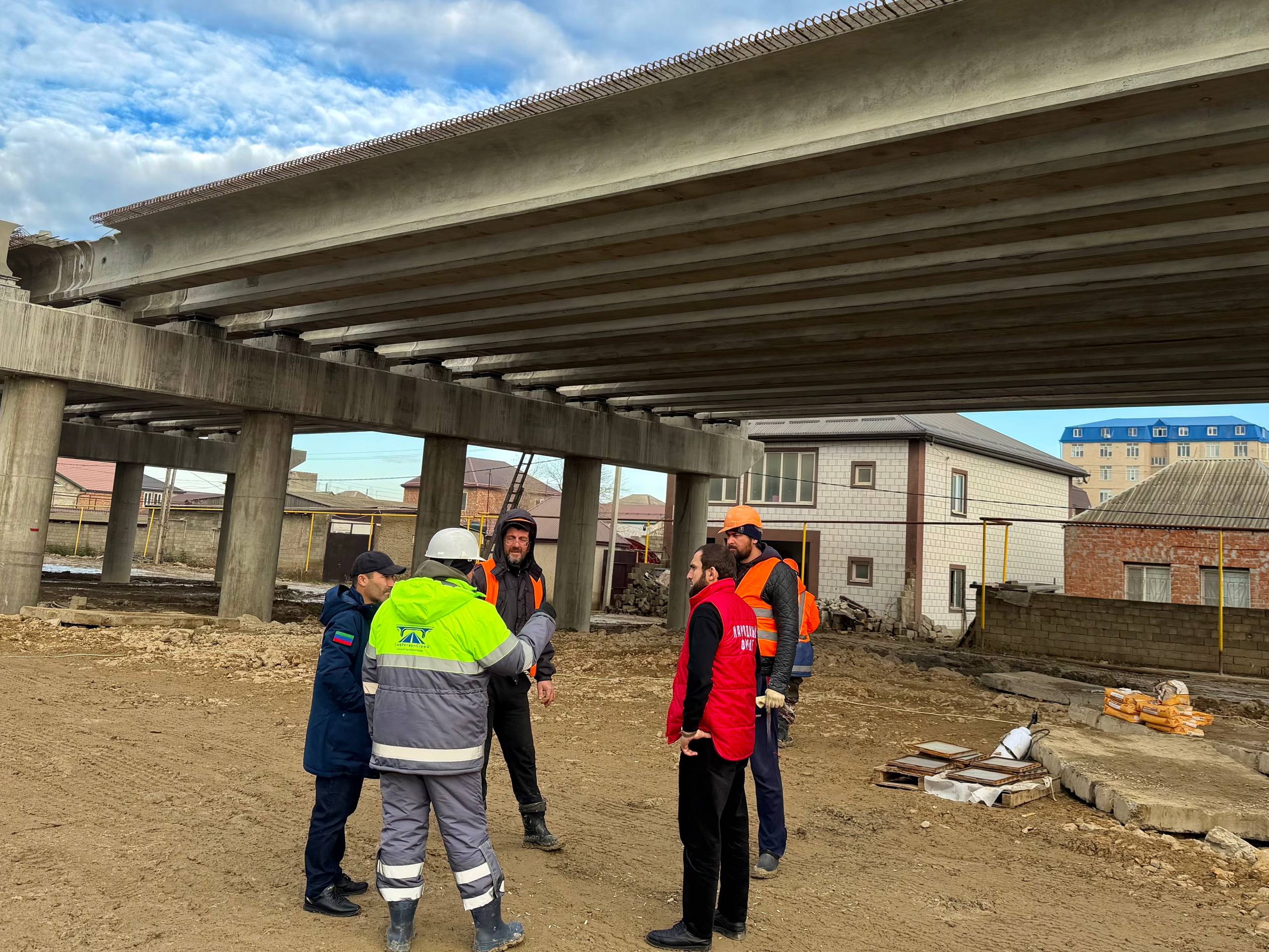 Комиссия на стройплощадке подъездной дороги к Махачкалинскому морскому порту