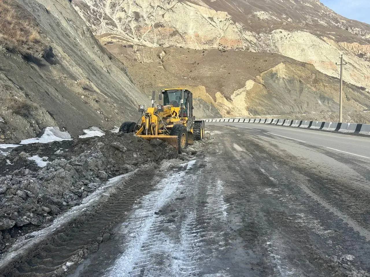 Дорожники Дагестана продолжают работы по благоустройству дорог