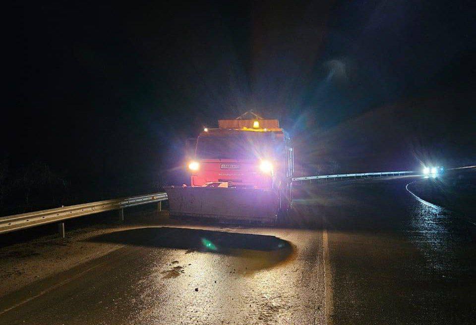 Дорожники Дагестана продолжают работы по благоустройству дорог