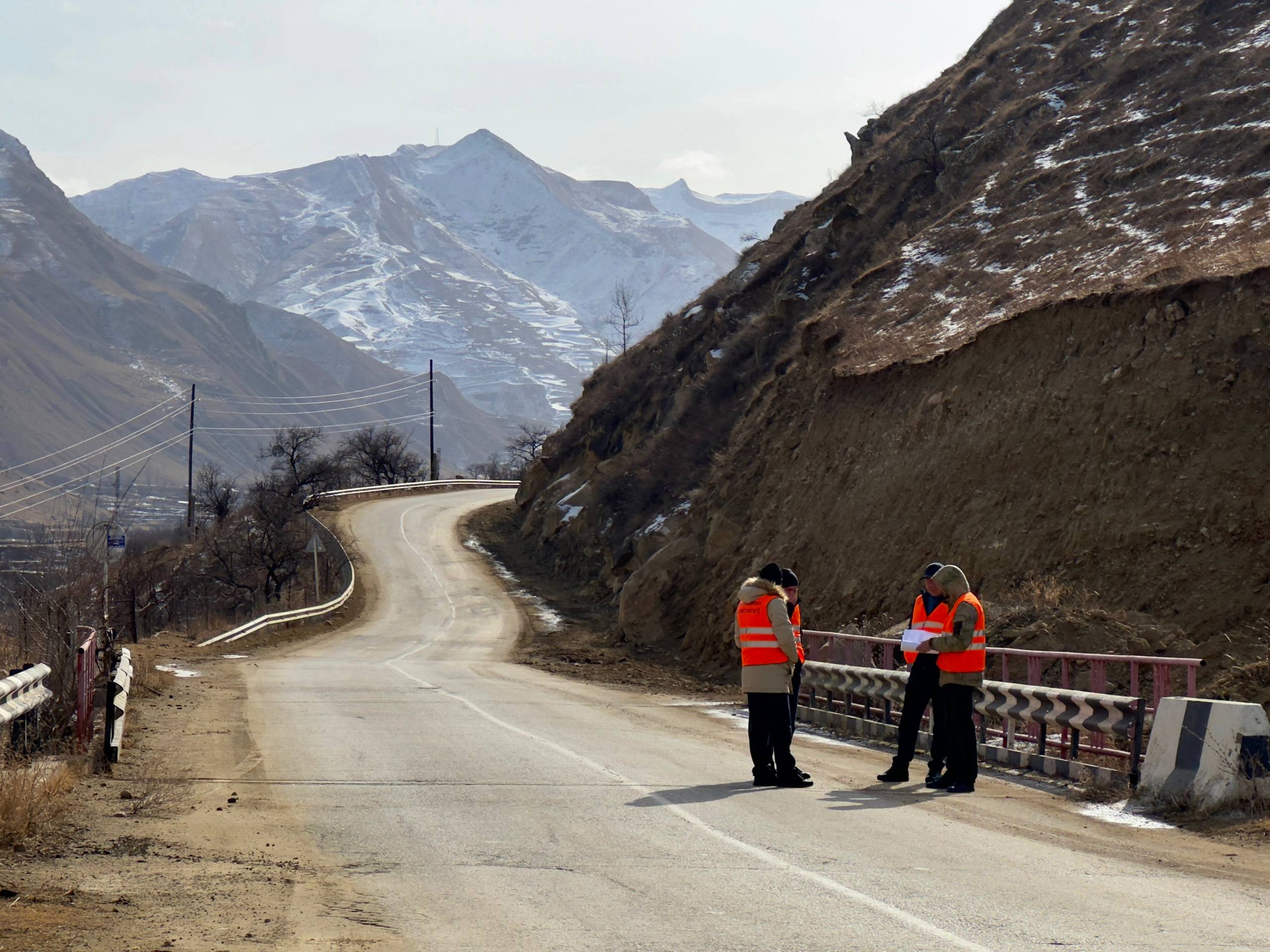Общественники осмотрели старт работ ремонта дороги в Лакском районе