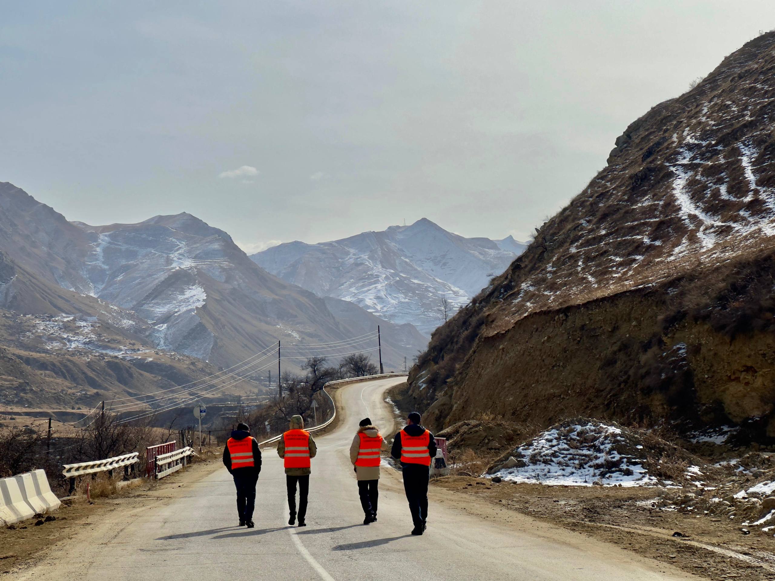 Общественники осмотрели старт работ ремонта дороги в Лакском районе