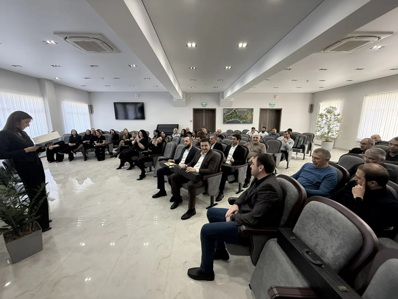 В Минтрансе Дагестана сотрудницы поздравили коллег-мужчин с 23 Февраля