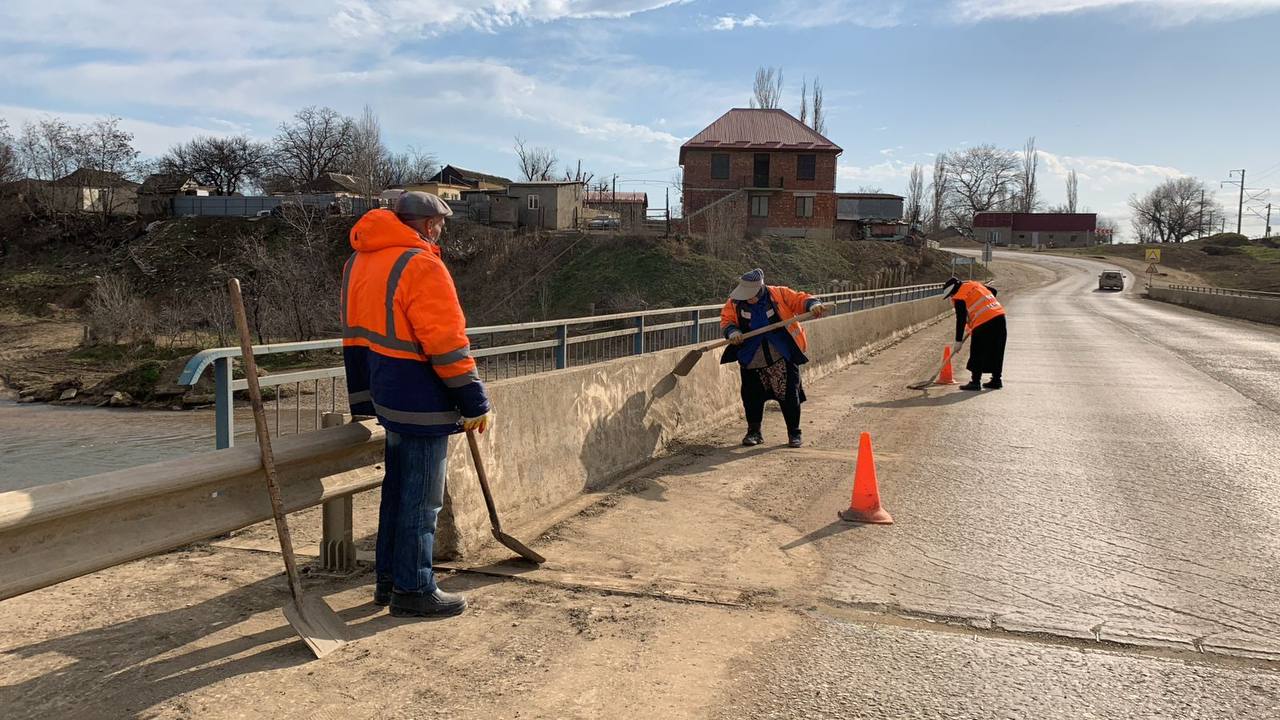 Дорожники Дагестана продолжают работы по содержанию и благоустройству дорог