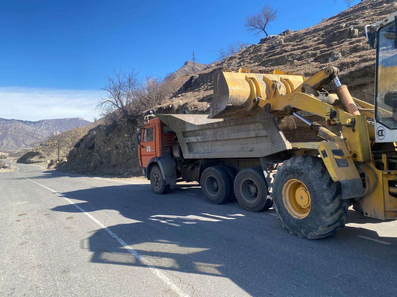 Дорожники Дагестана продолжают работы по содержанию и благоустройству дорог