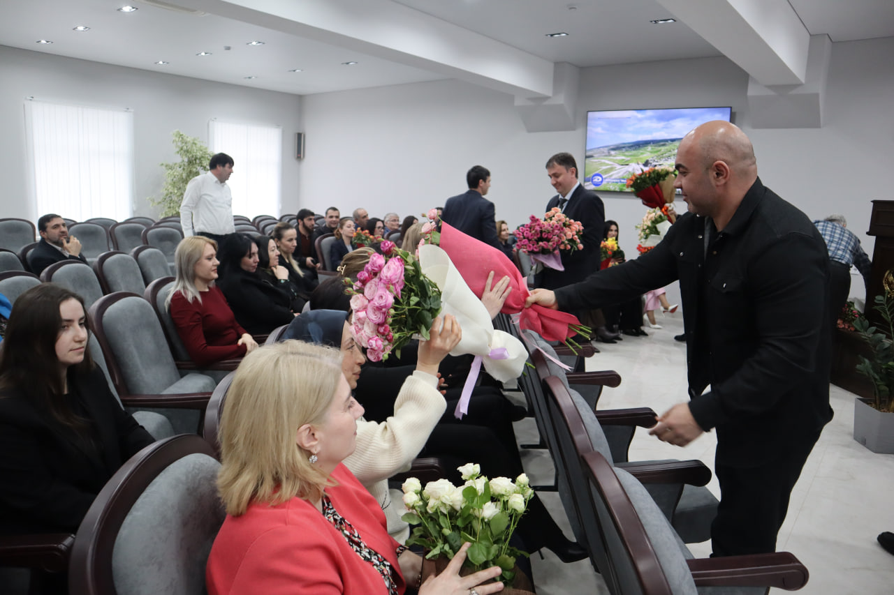 Руководство Минтранса Дагестана поздравило сотрудниц с наступающим 8 Марта