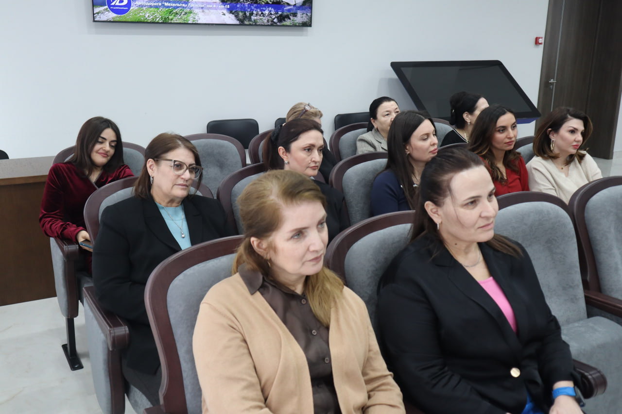 Руководство Минтранса Дагестана поздравило сотрудниц с наступающим 8 Марта