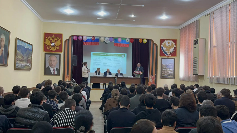 Честный разговор о будущем: вице-премьер Дагестана ответил на вопросы студентов АДК