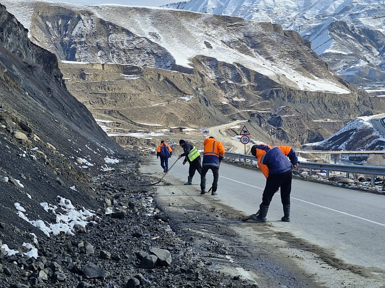 Дорожники Дагестана продолжают работы по содержанию и благоустройству дорог