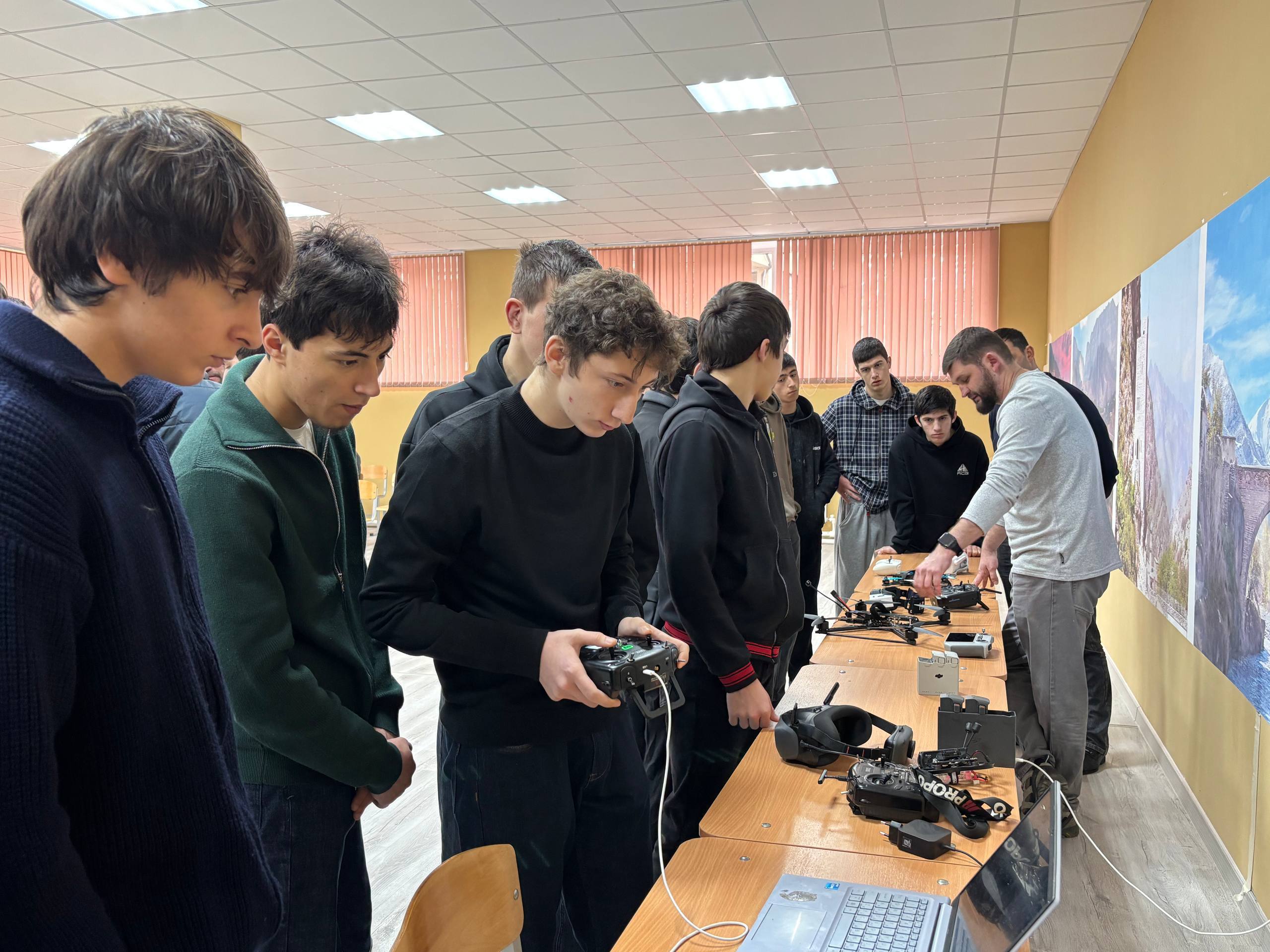 Арсланбек Алибеков рассказал о проведении гонок доронов в Автомобильно-дорожном колледже