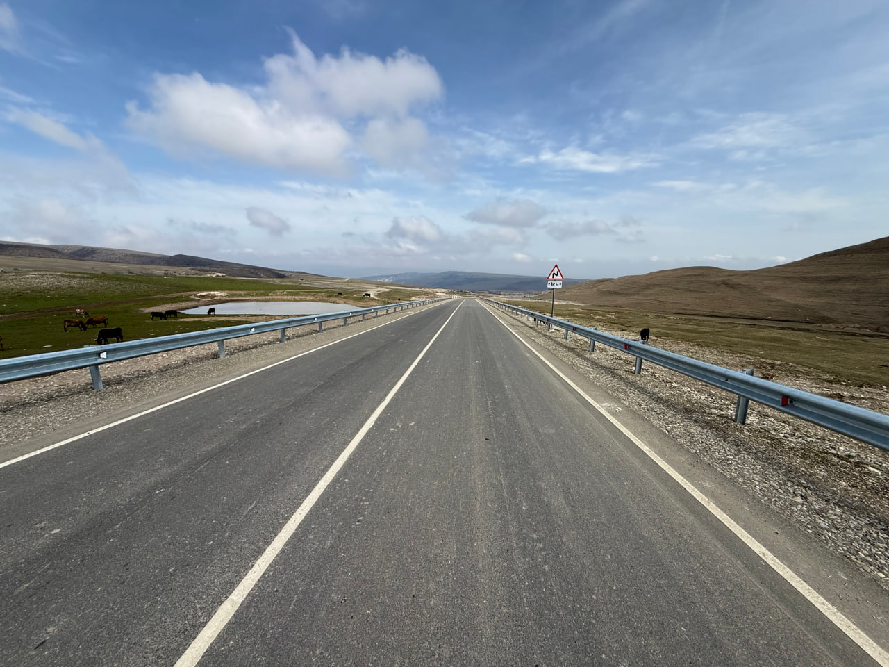 Дорожники и общественники проверили ход капремонта дороги на смотровую к Сулакскому каньону