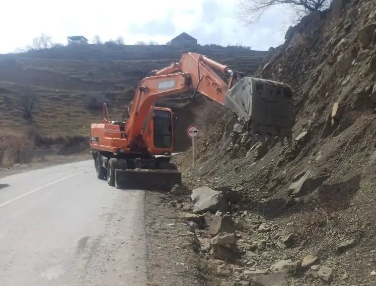 Дорожники Дагестана продолжают работы по содержанию и благоустройству дорог