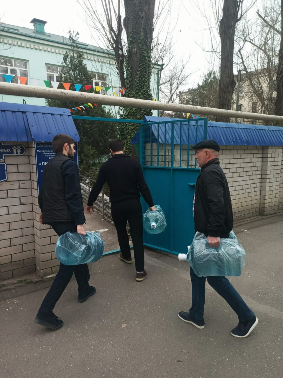 Специалисты ЦОДД Дагестана доставили питьевую воду в детские сады Махачкалы в рамках благотворительной акции