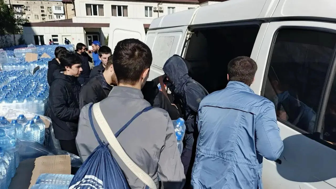 Студенты и педагоги Автомобильно-дорожного колледжа помогают пострадавшим от стихии в Махачкале