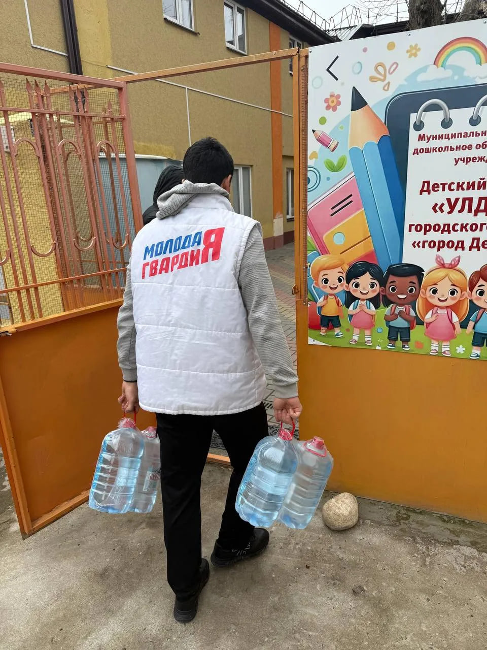 Студенты Железнодорожного колледжа доставили питьевую воду в детские сады Дербента