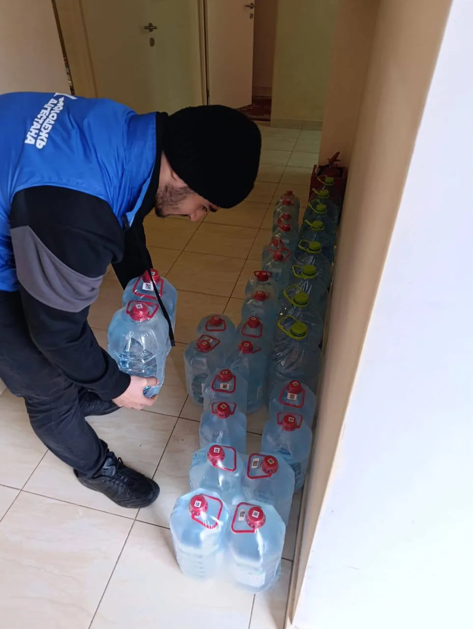 Студенты Железнодорожного колледжа доставили питьевую воду в детские сады Дербента