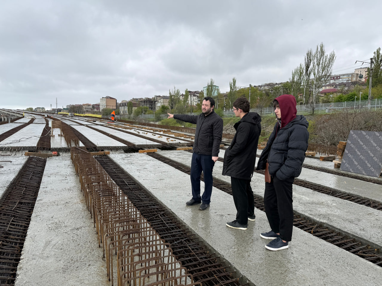 Студенты АДК побывали на строительстве подъездной дороги к Махачкалинскому порту