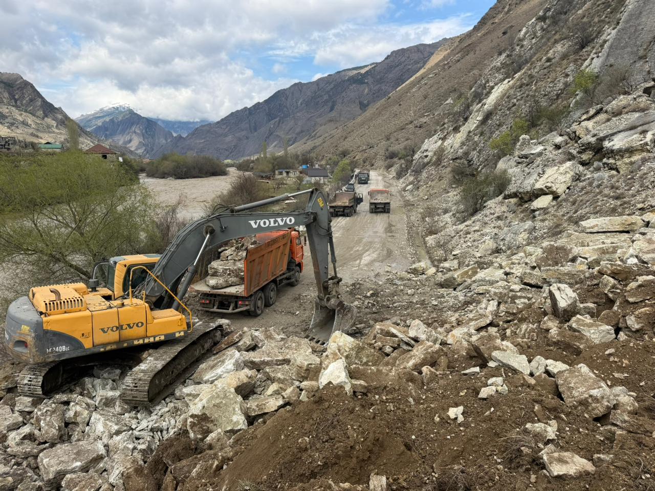 Арсланбек Алибеков подвёл итоги работы транспорта и дорожного хозяйства Дагестана за месяц после начала стихии