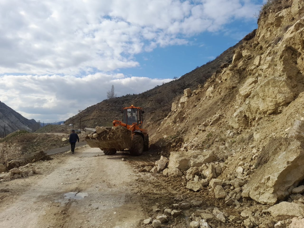 Арсланбек Алибеков подвёл итоги работы транспорта и дорожного хозяйства Дагестана за месяц после начала стихии