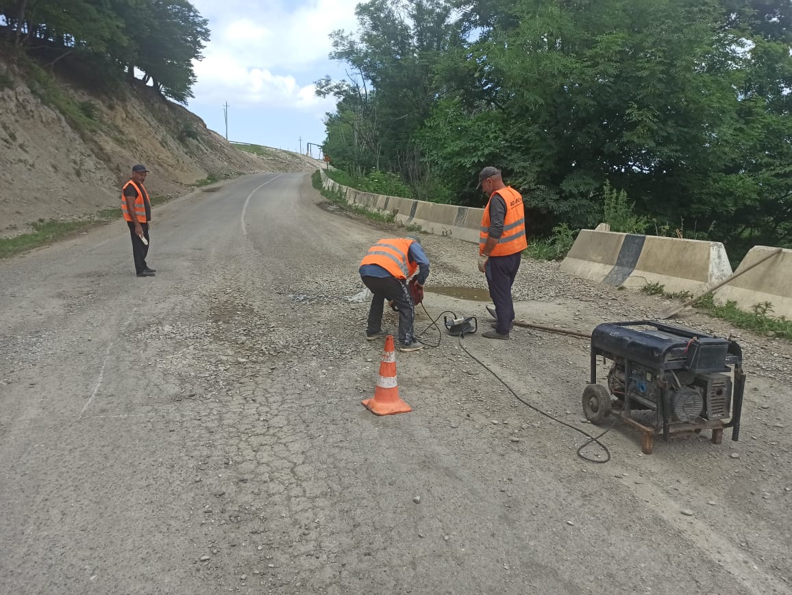 Дорожники Дагестана продолжают работы по содержанию и благоустройству дорог
