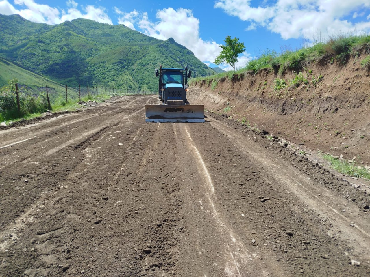 Дорожники Дагестана продолжают работы по содержанию и благоустройству дорог