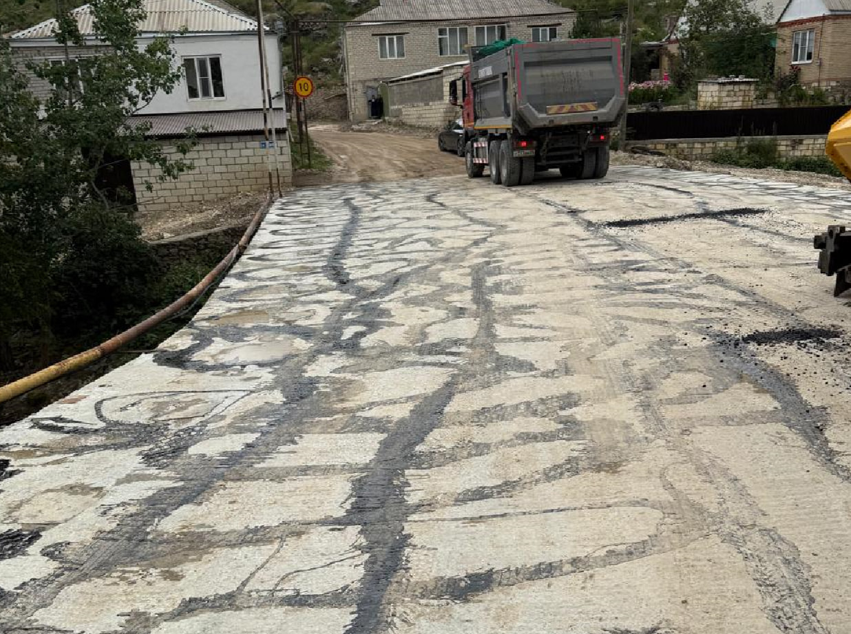 В Дагестане на дороге к знаменитому аулу гончаров начали укладывать асфальт
